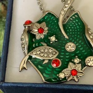 Red and White Crystal pong lily necklace